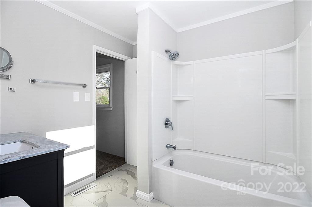 320 Oak Street Unit: 2