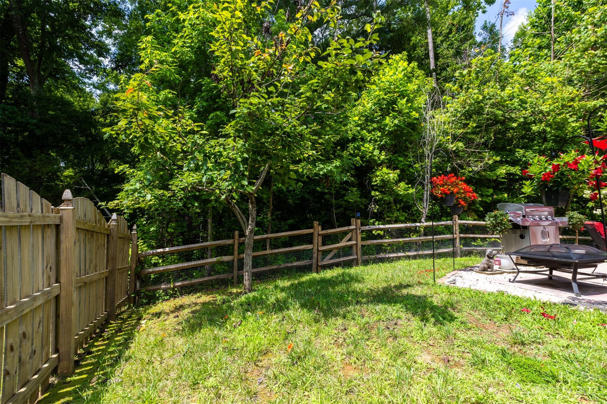 6725 Colonial Garden Drive
