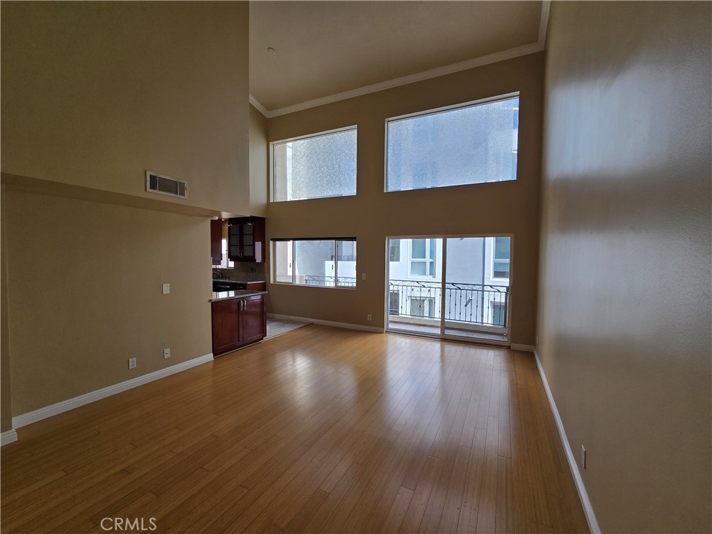 1154 S Barrington 312