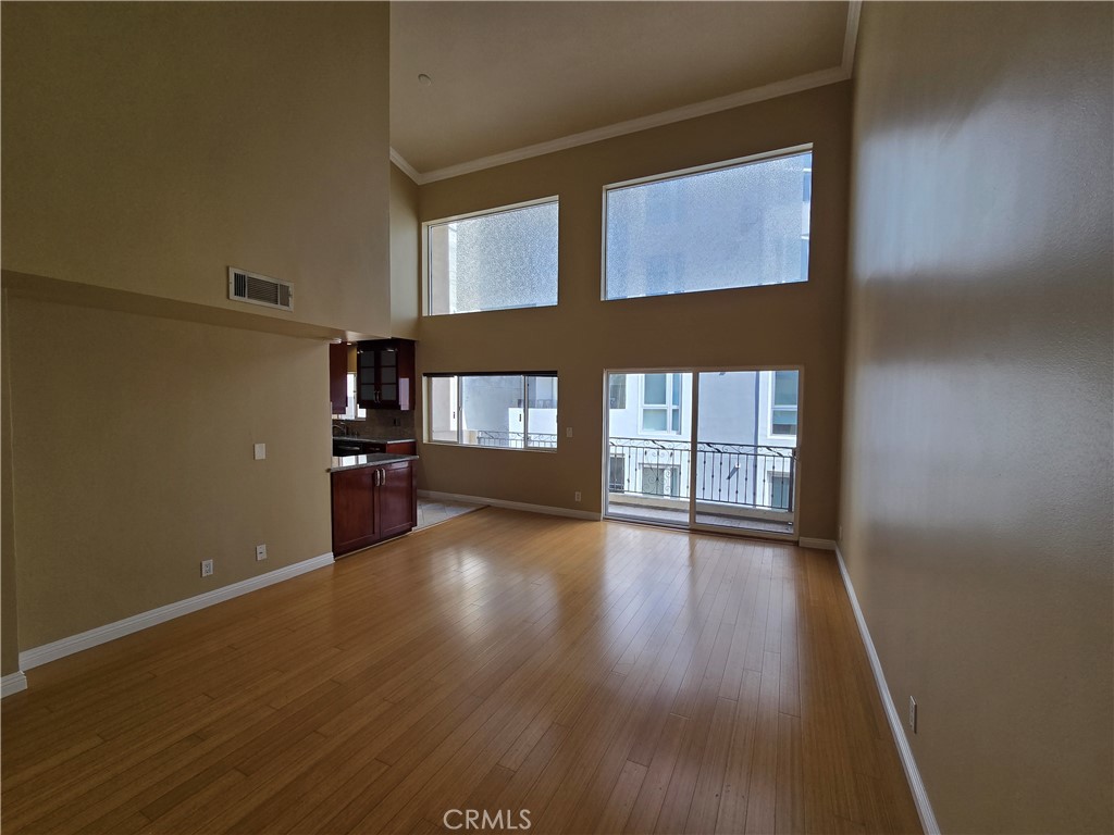 1154 S Barrington 312