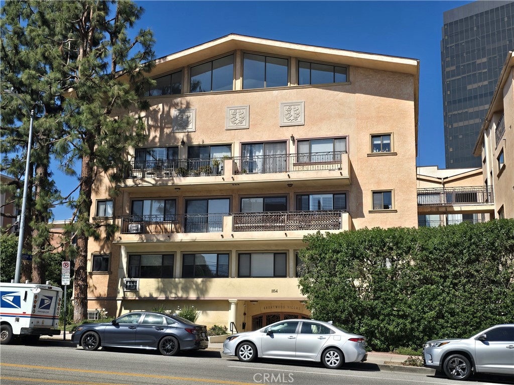 1154 S Barrington 312