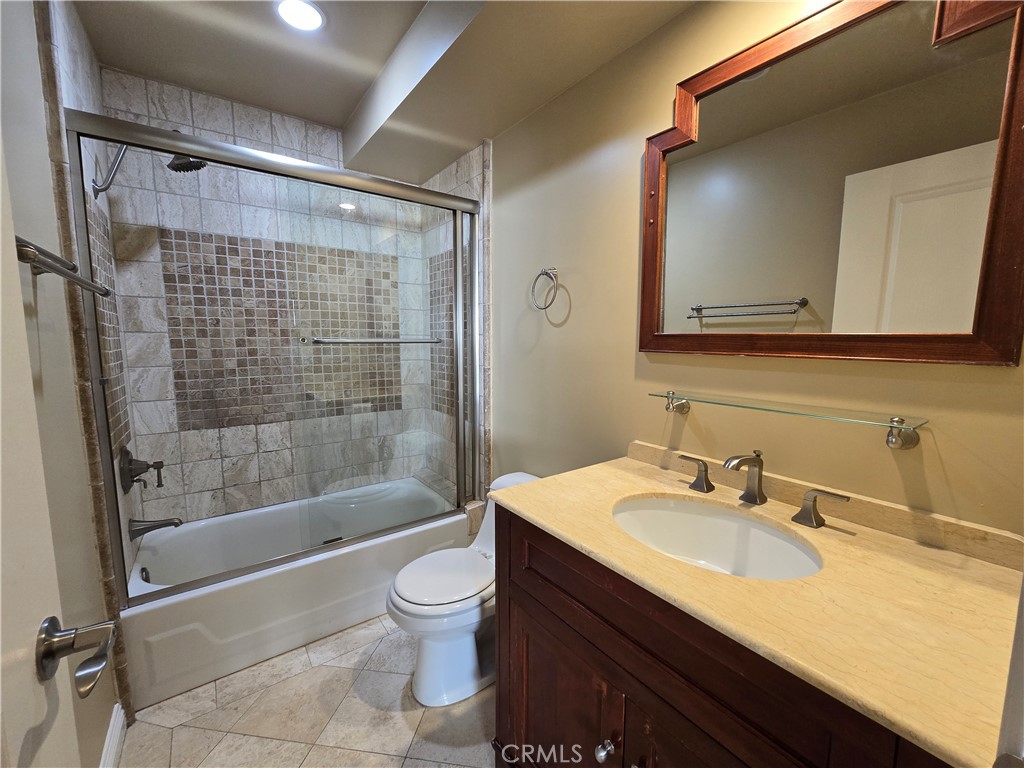 1154 S Barrington 312