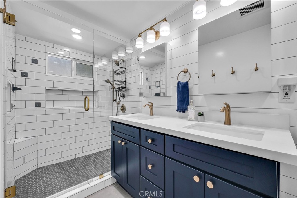 347 W Meacham