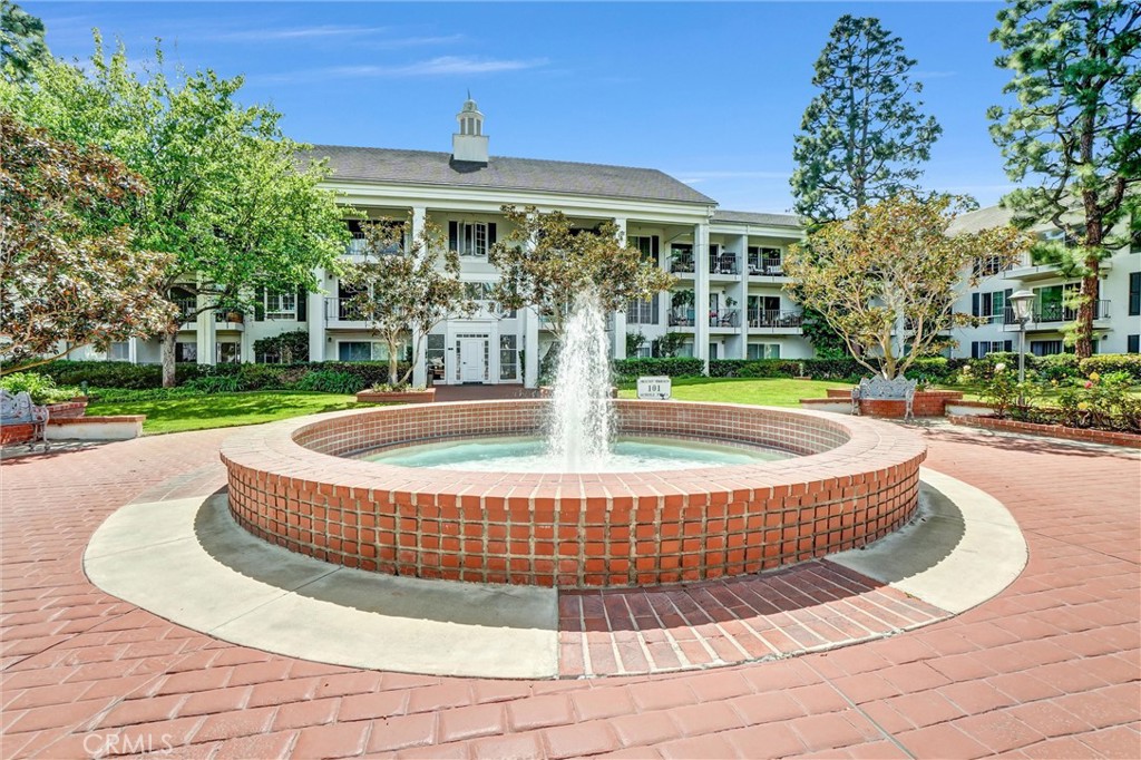101 Scholz Plaza