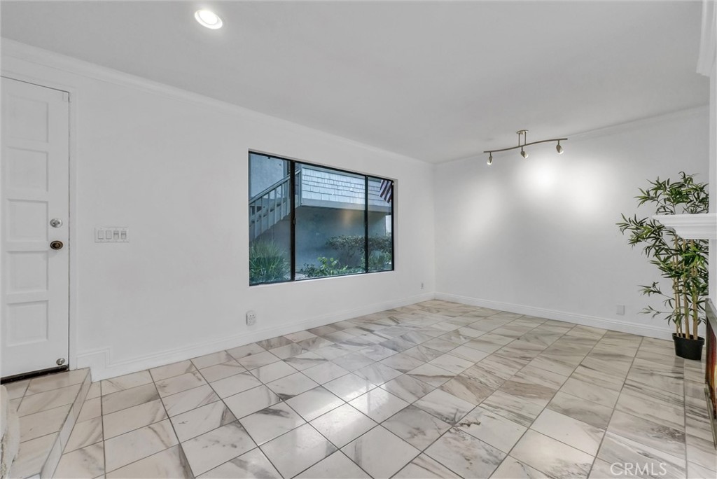 229 W Wilson Street 10
