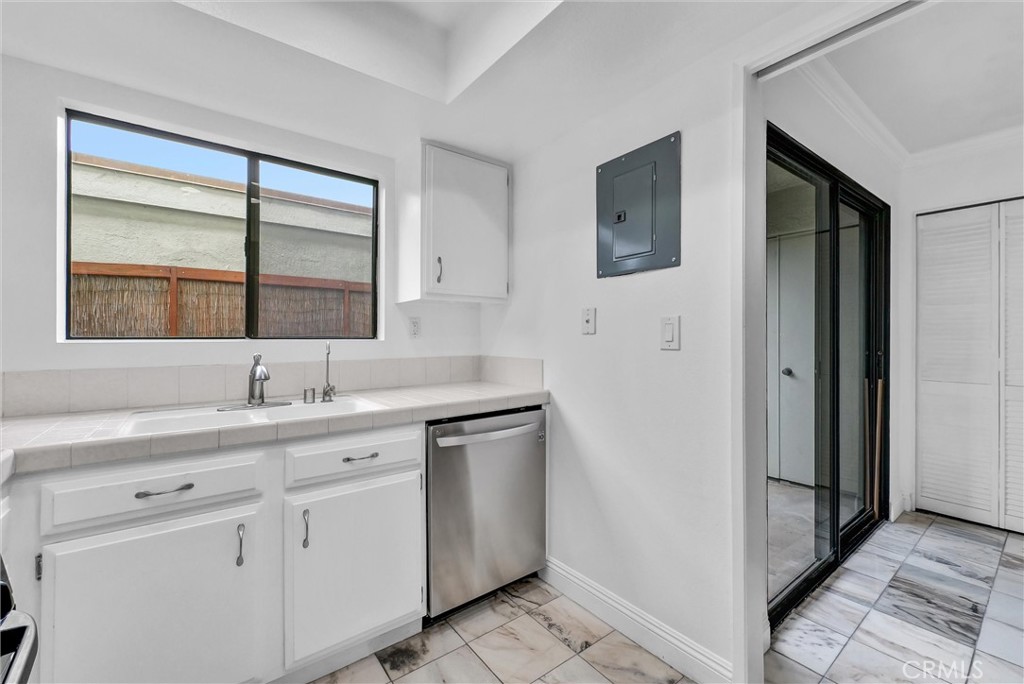 229 W Wilson Street 10