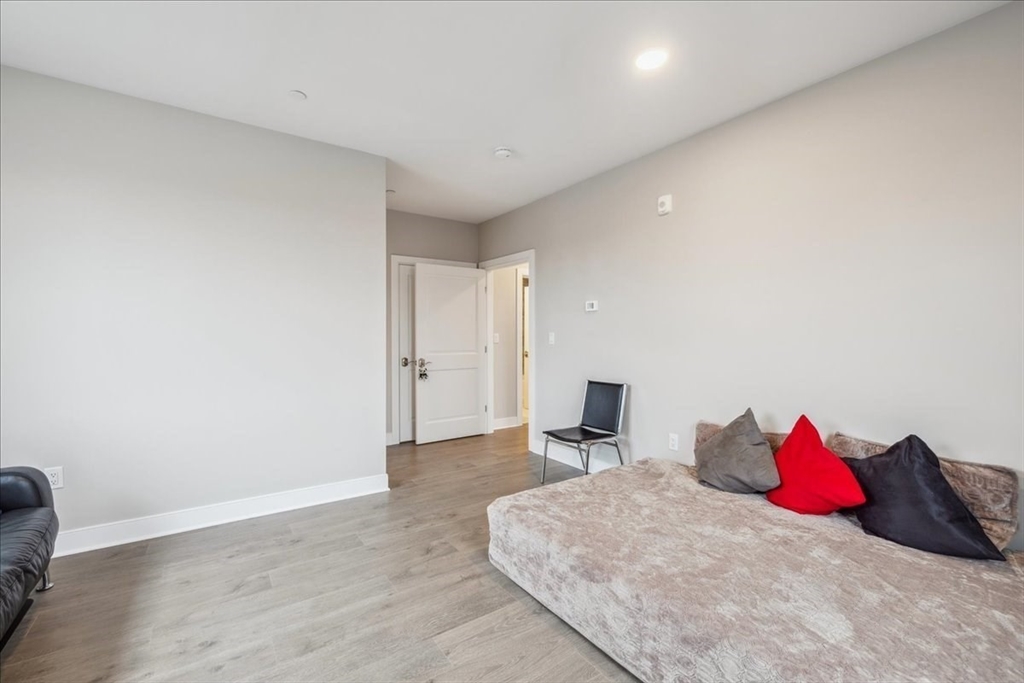 511 Hancock St # 302