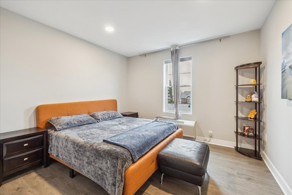 511 Hancock St # 302