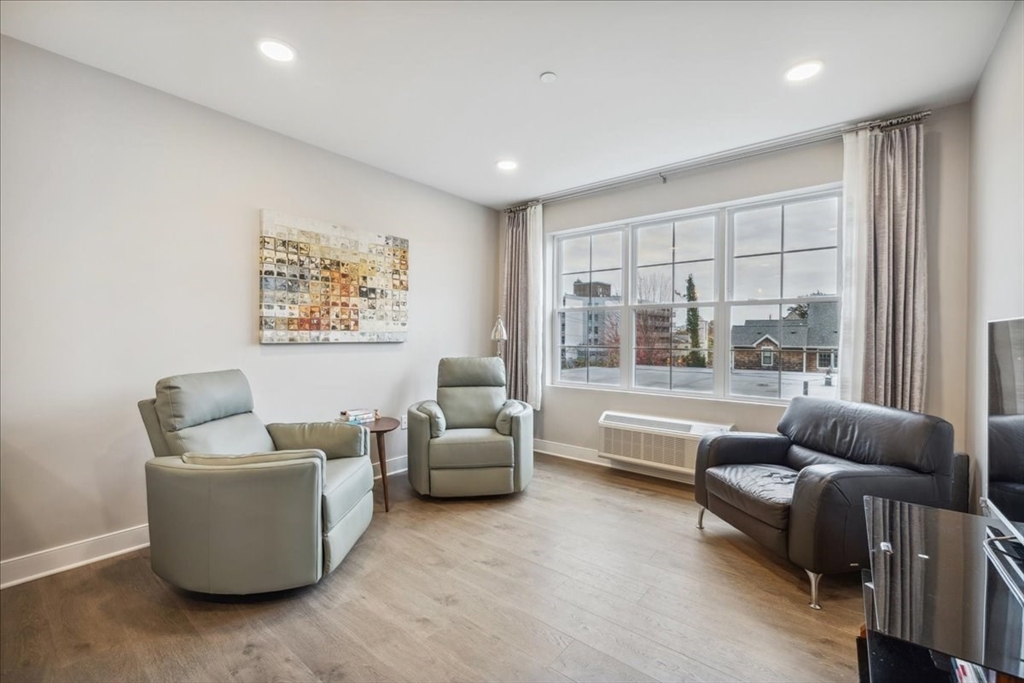 511 Hancock St # 302