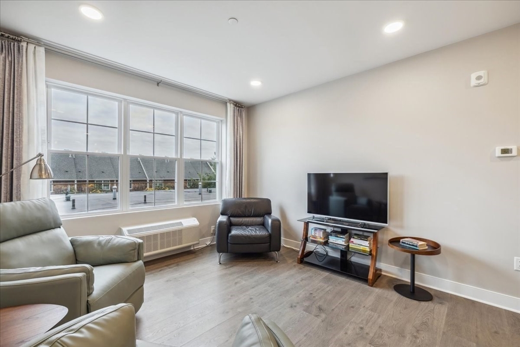 511 Hancock St # 302