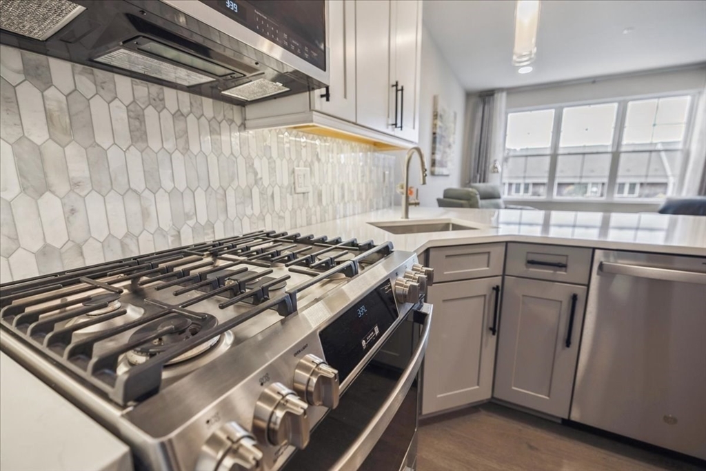 511 Hancock St # 302