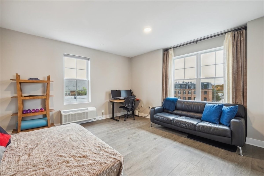 511 Hancock St # 302