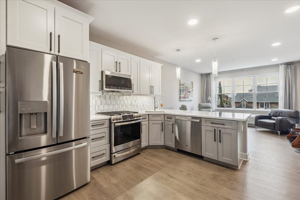 511 Hancock St # 302