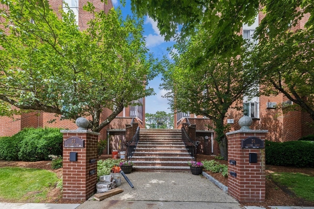 33 Lodgen Ct # 2D