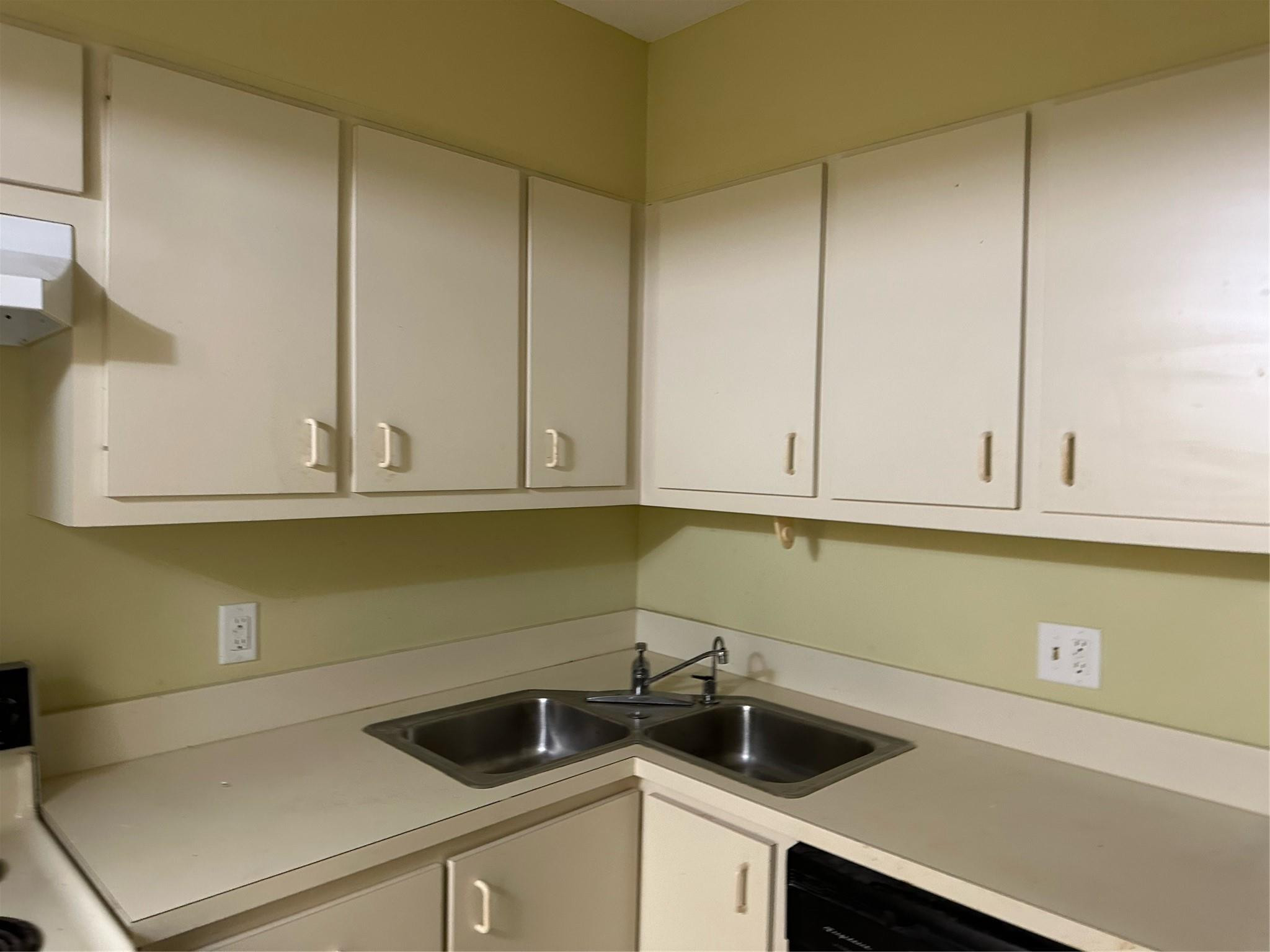 424 N Riverside Dr Unit: 104