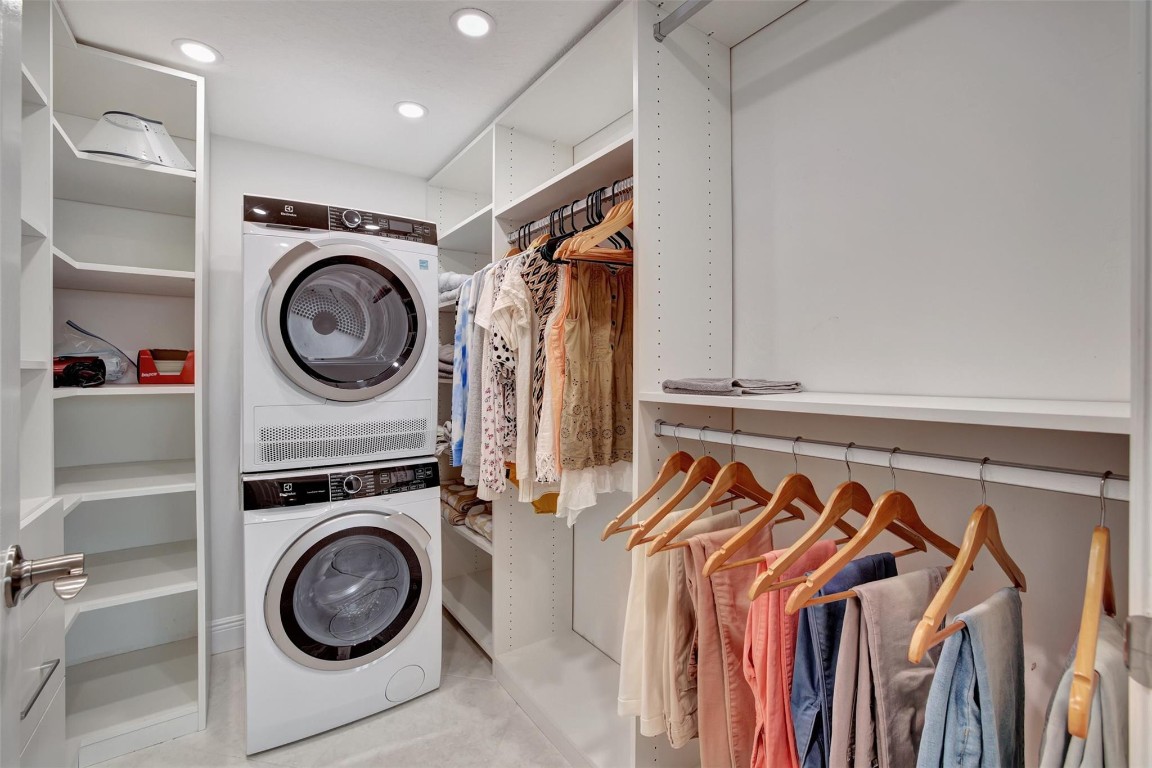 3111 NE 51st St Unit: 103