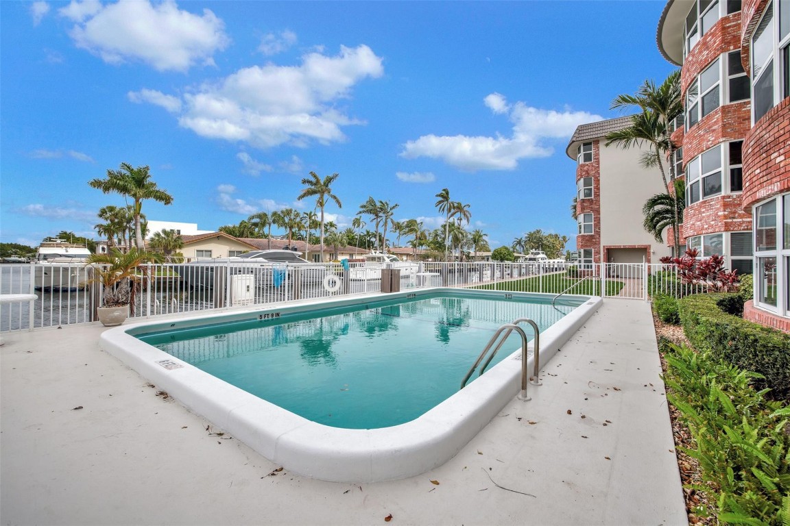 3111 NE 51st St Unit: 103