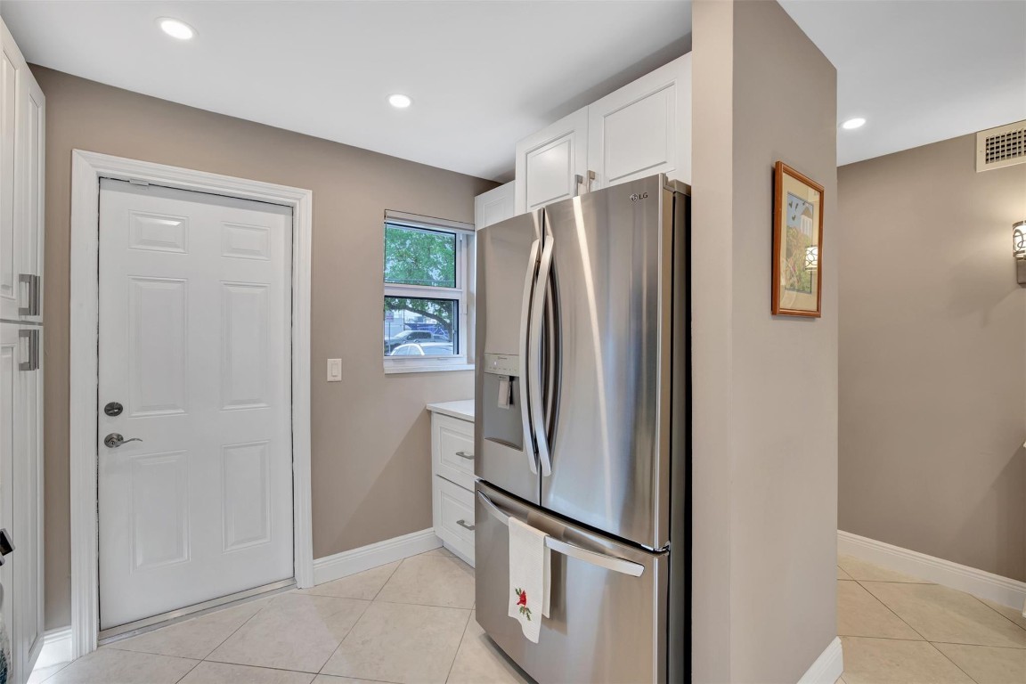 3111 NE 51st St Unit: 103