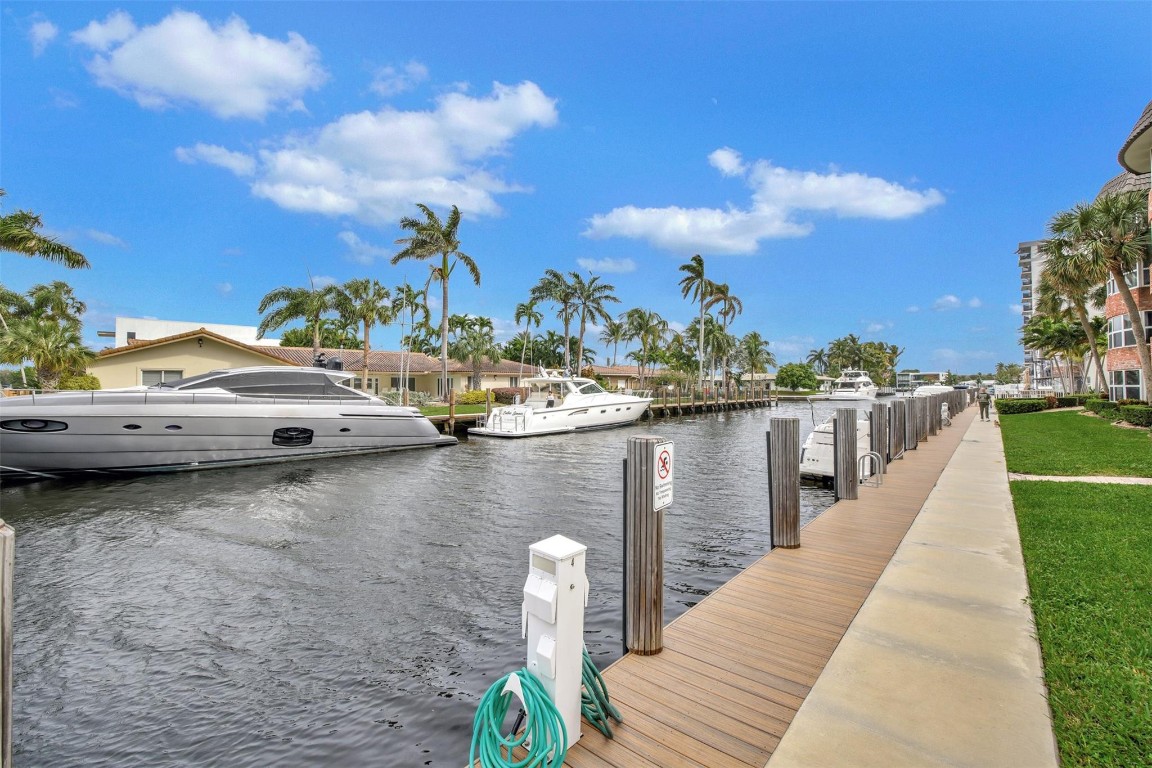 3111 NE 51st St Unit: 103