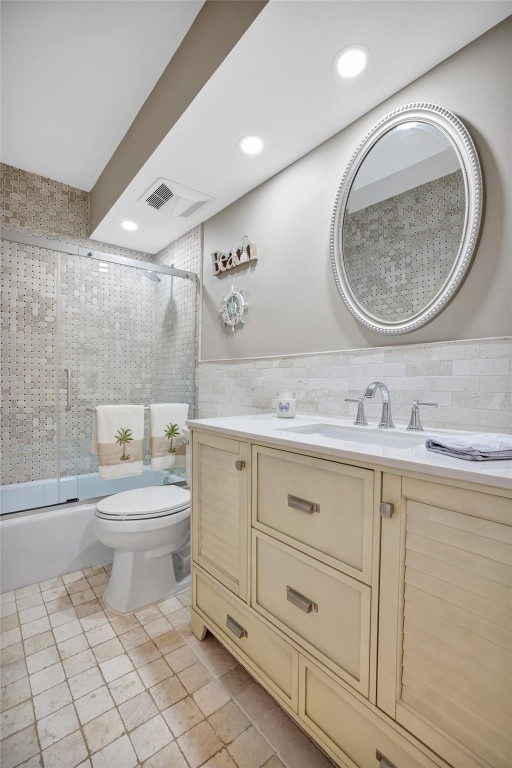 3111 NE 51st St Unit: 103