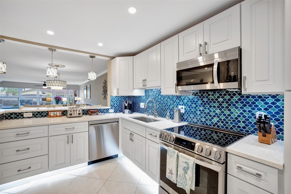 3111 NE 51st St Unit: 103