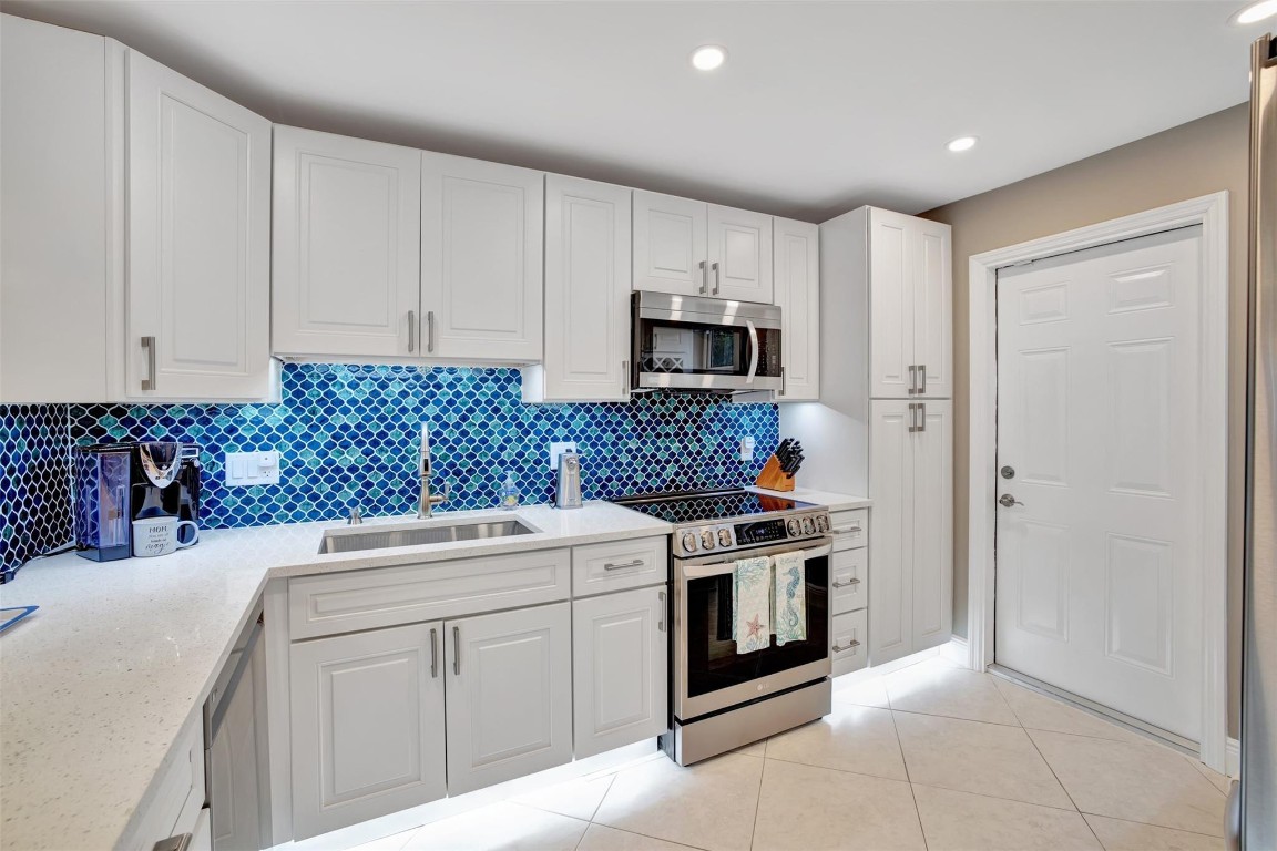 3111 NE 51st St Unit: 103