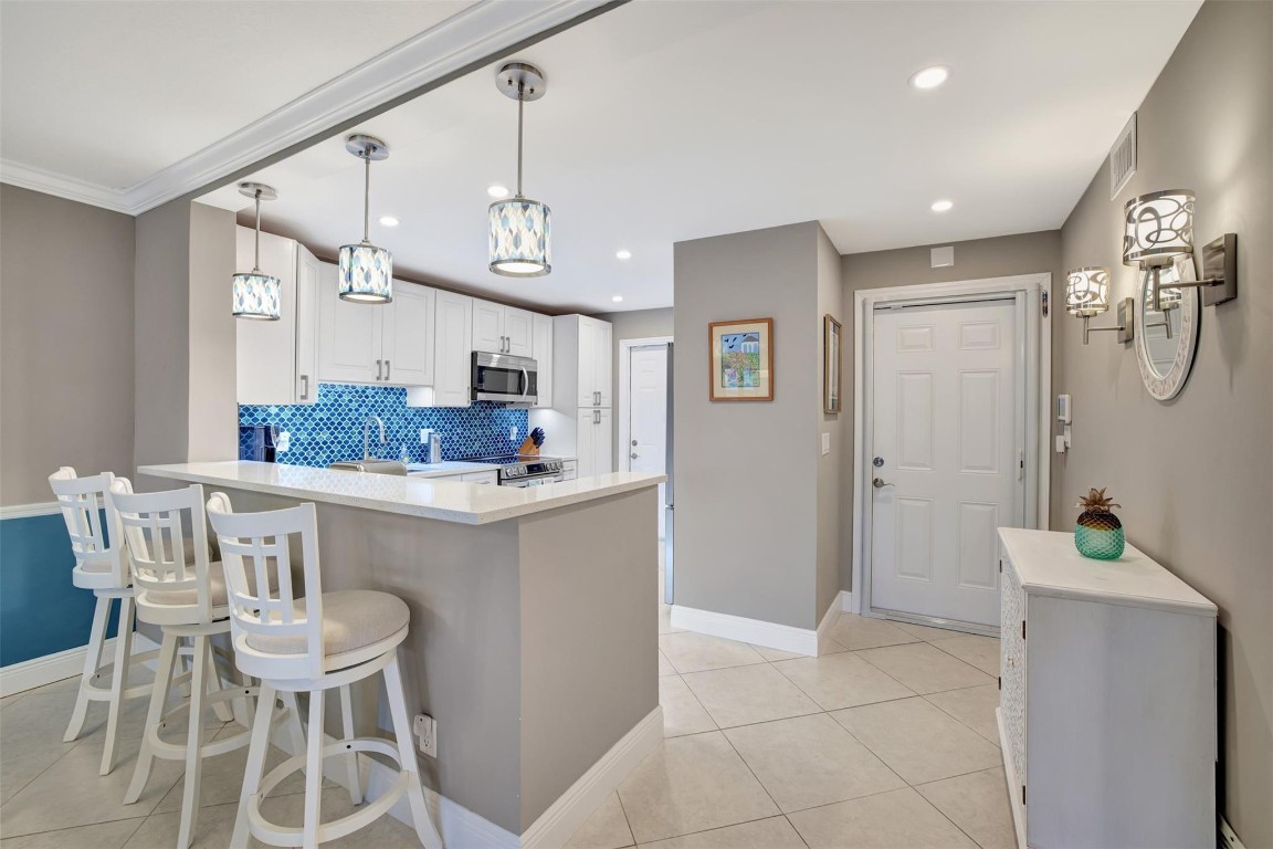 3111 NE 51st St Unit: 103