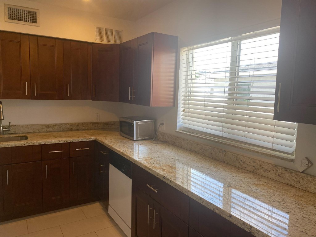 4213 El Mar Dr Unit: 6