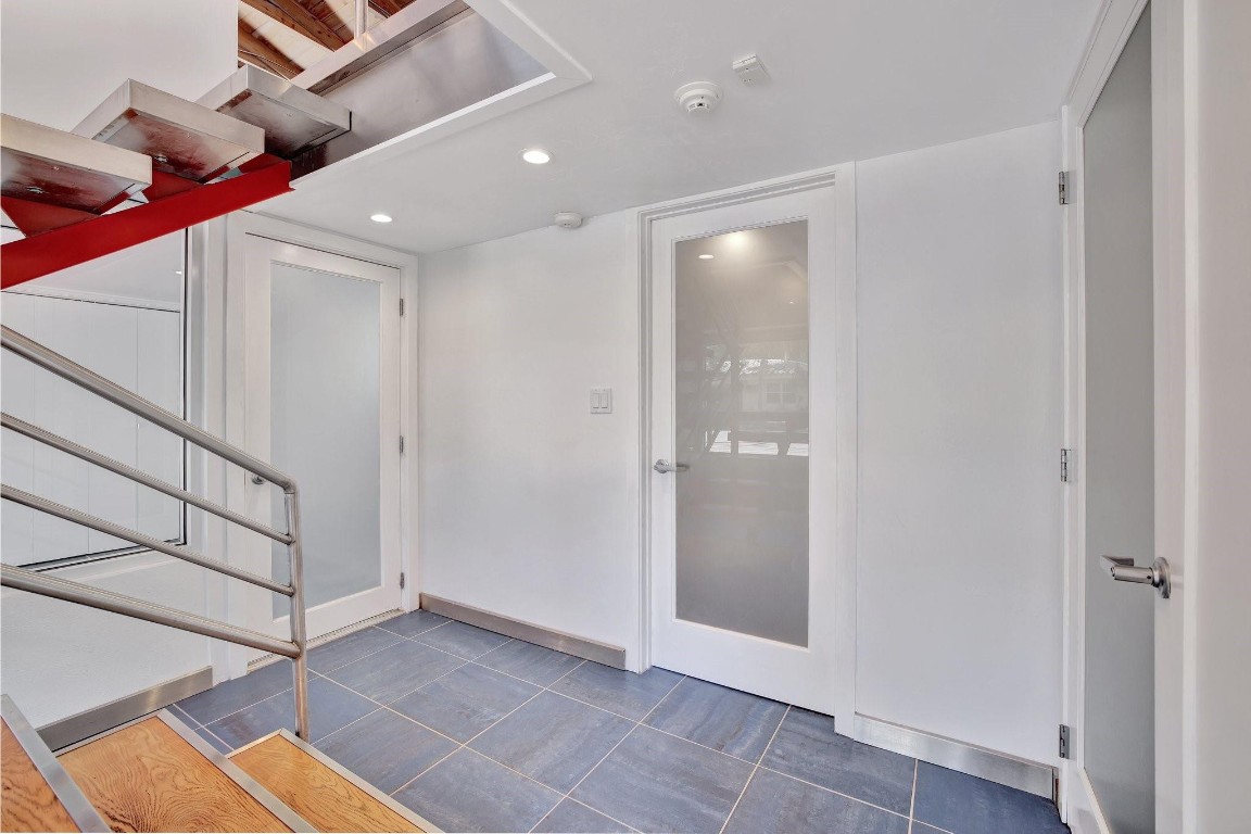 221 Washingtonia Ave