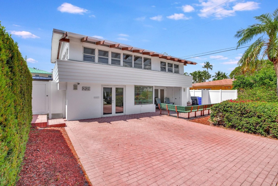 221 Washingtonia Ave