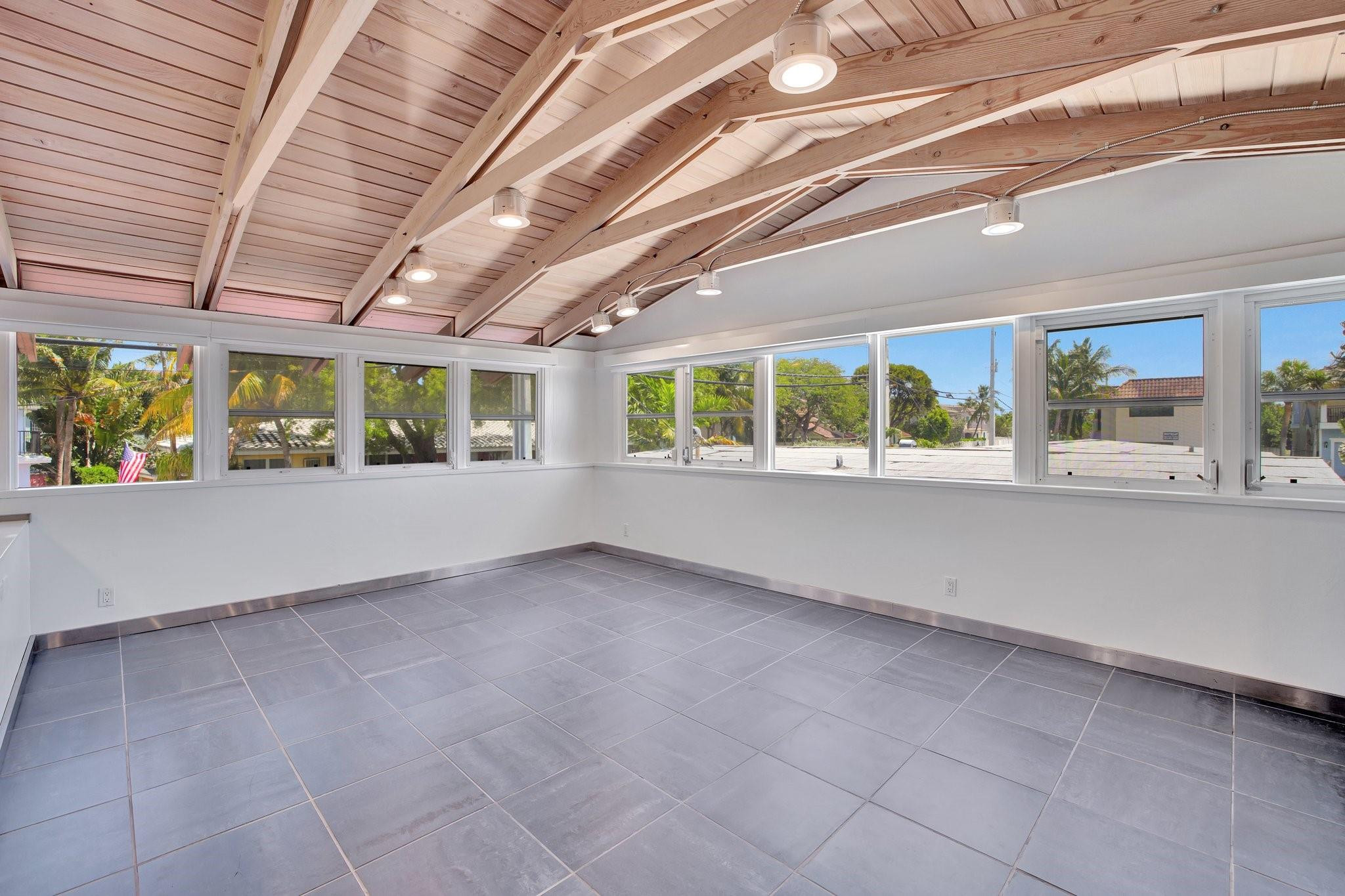 221 Washingtonia Ave