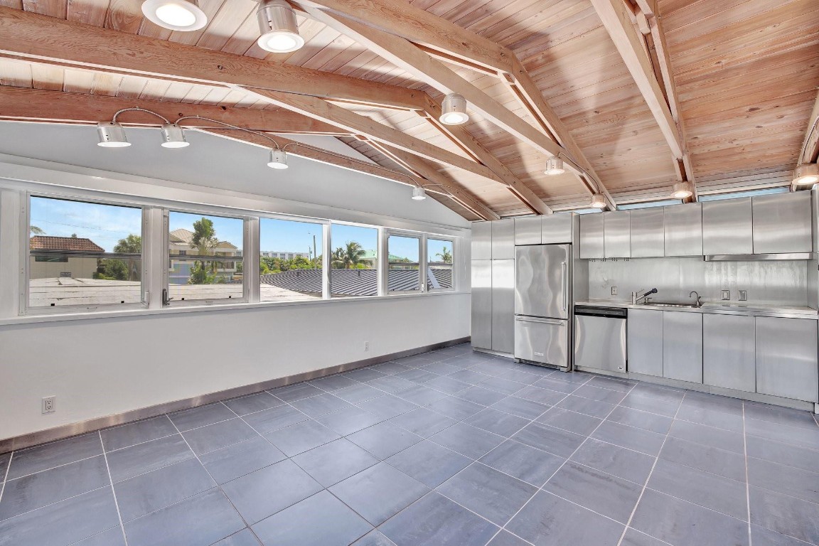 221 Washingtonia Ave