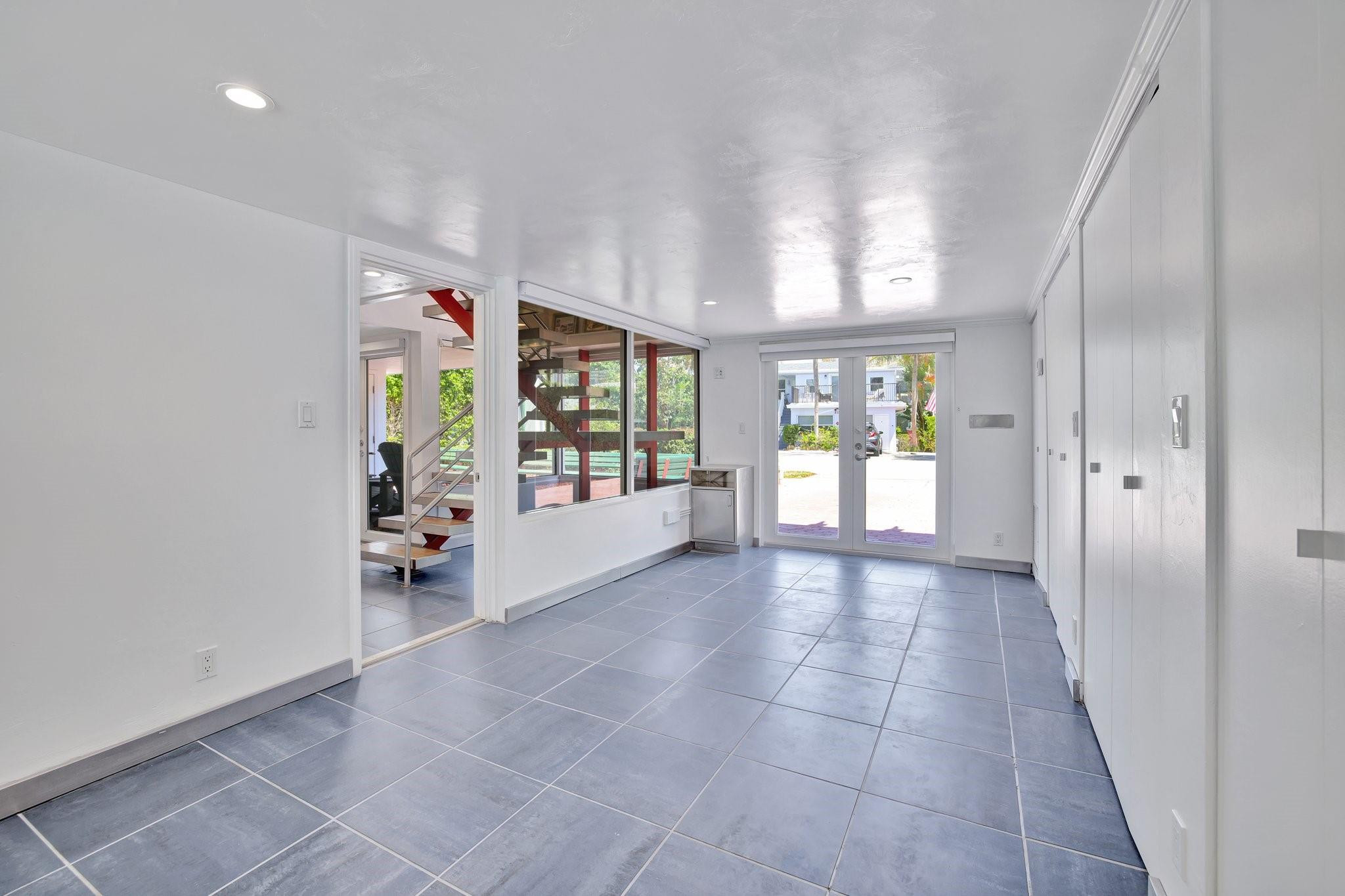 221 Washingtonia Ave