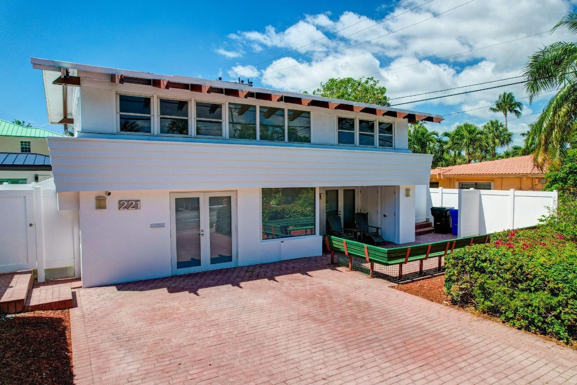 221 Washingtonia Ave