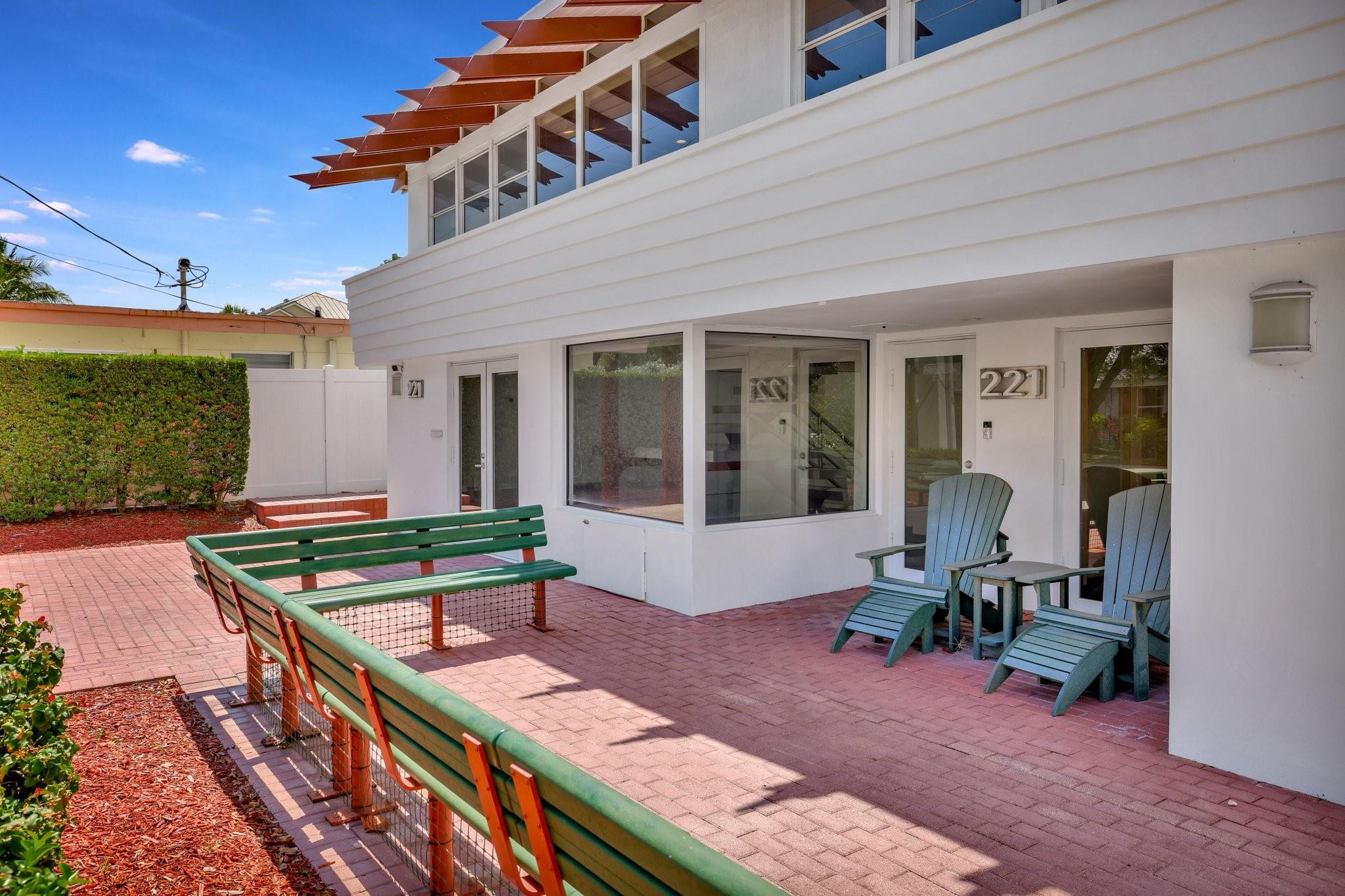 221 Washingtonia Ave