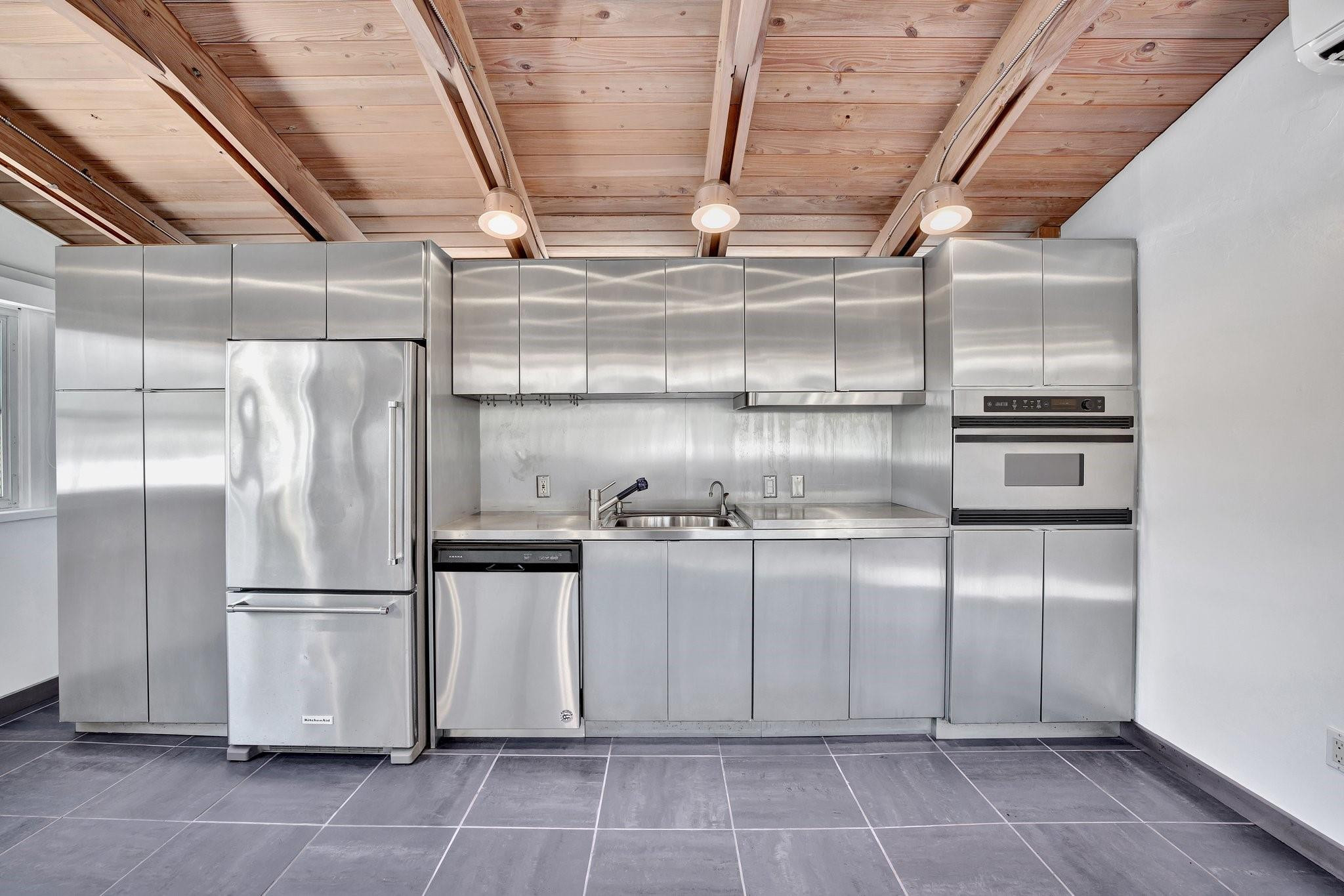 221 Washingtonia Ave