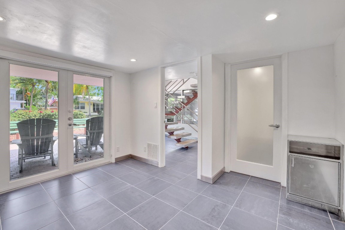 221 Washingtonia Ave