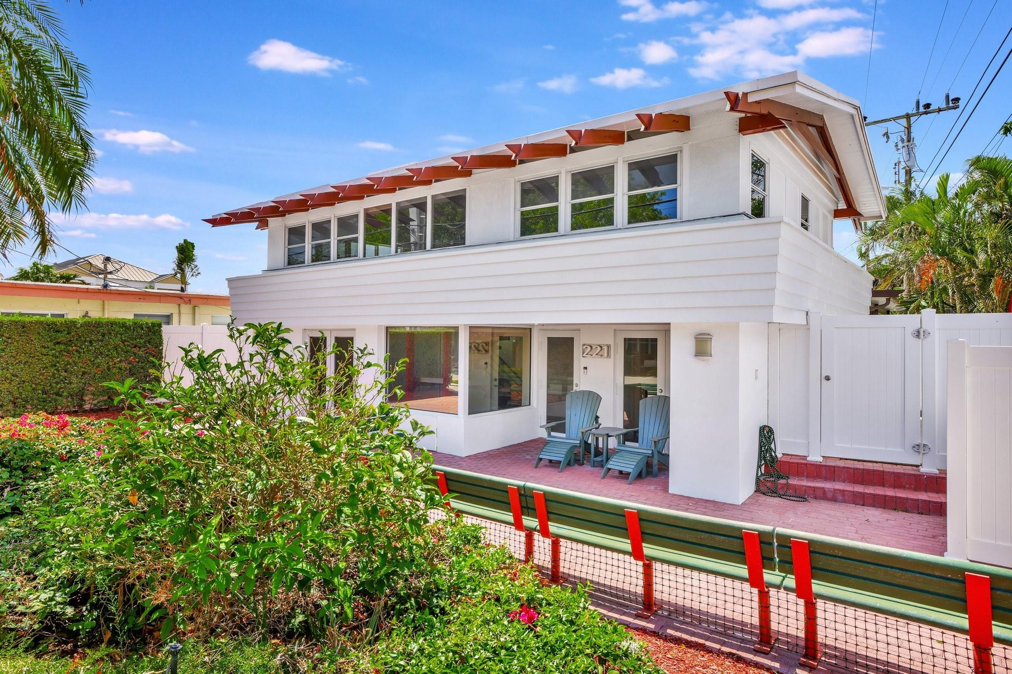 221 Washingtonia Ave