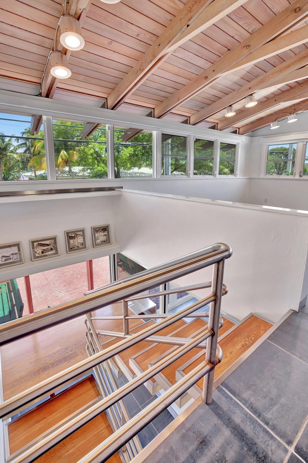 221 Washingtonia Ave