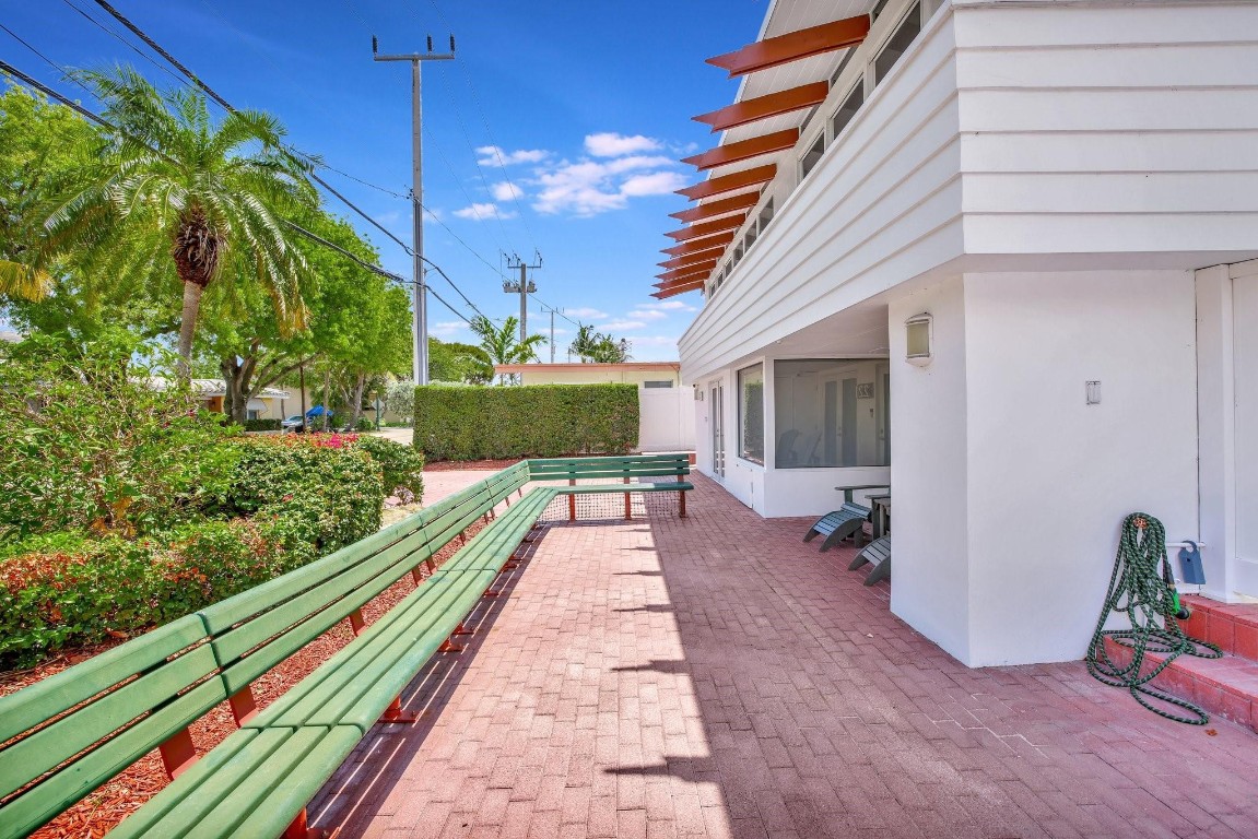 221 Washingtonia Ave