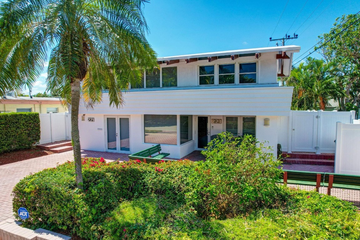 221 Washingtonia Ave