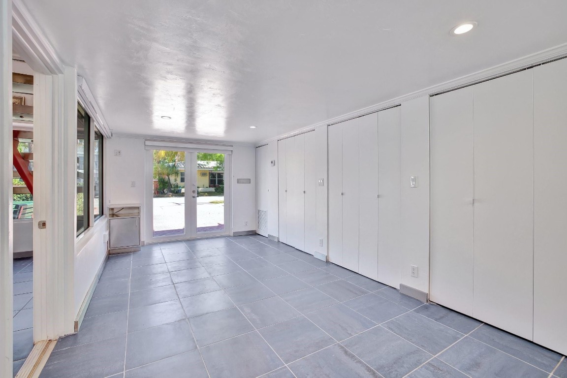 221 Washingtonia Ave