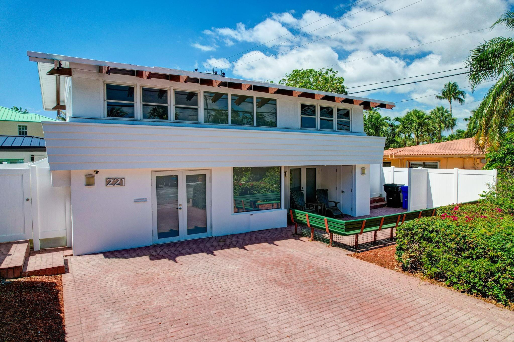 221 Washingtonia Ave