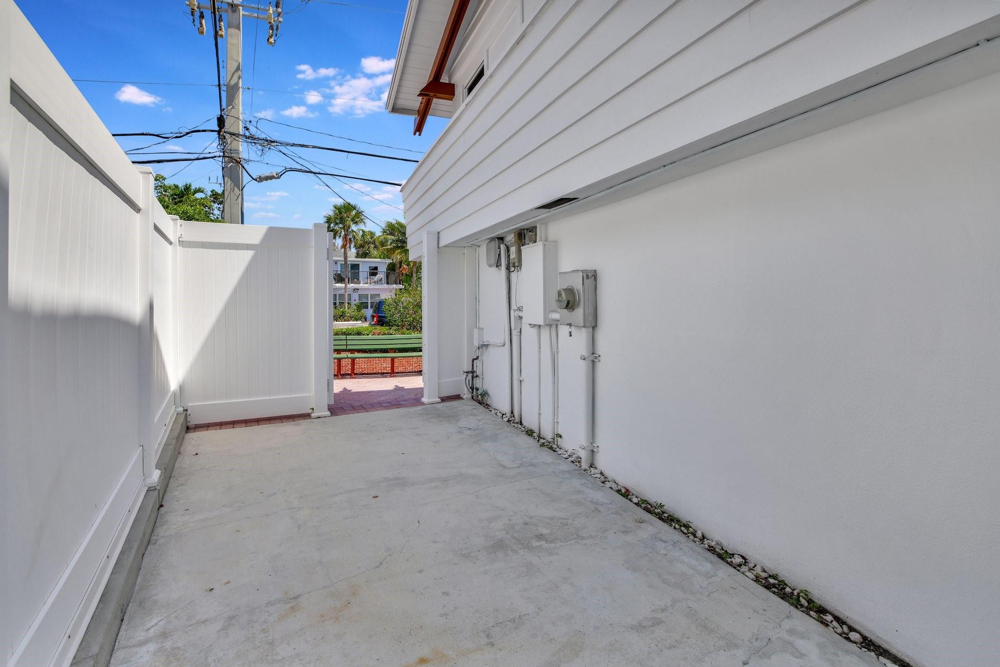 221 Washingtonia Ave