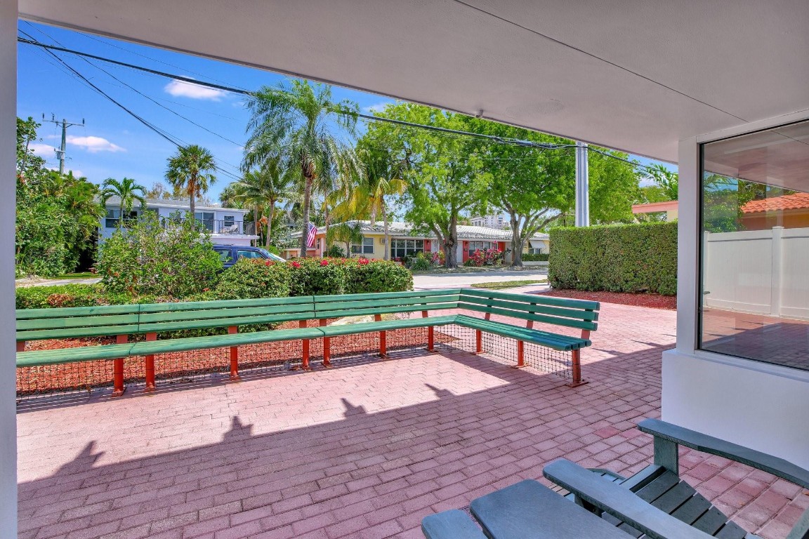 221 Washingtonia Ave