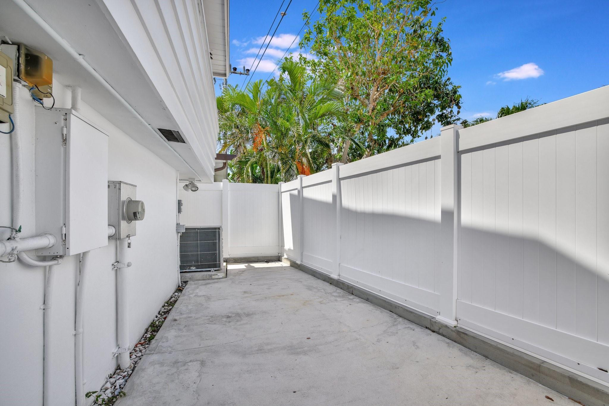 221 Washingtonia Ave