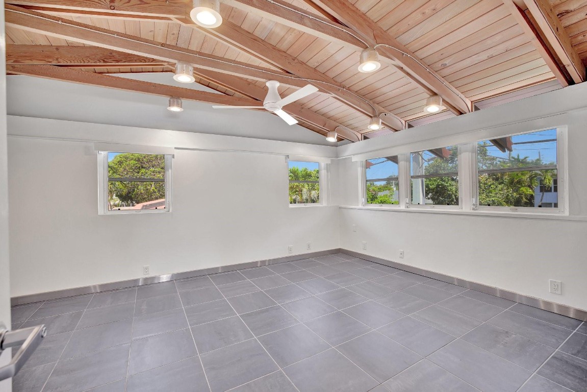 221 Washingtonia Ave