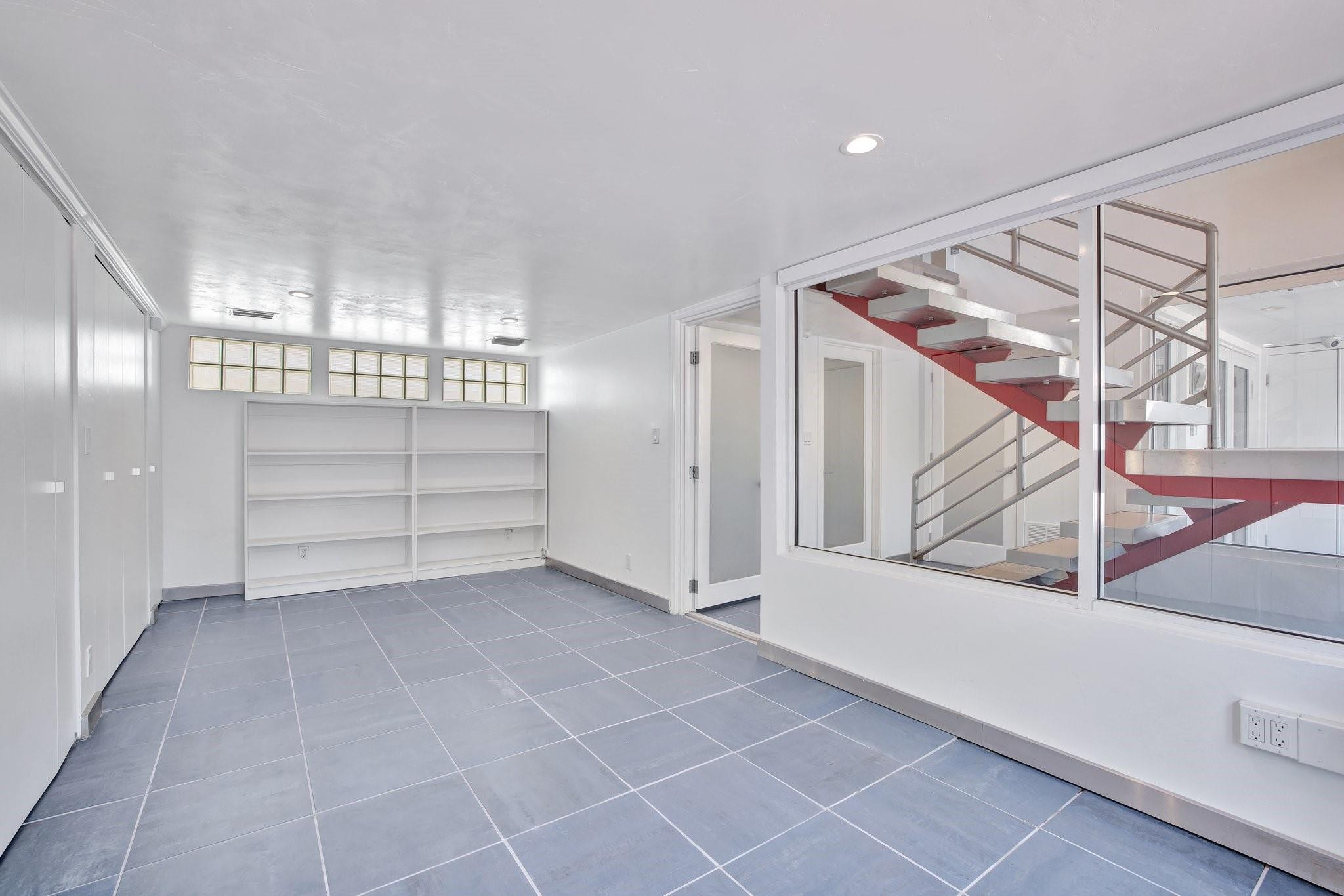 221 Washingtonia Ave