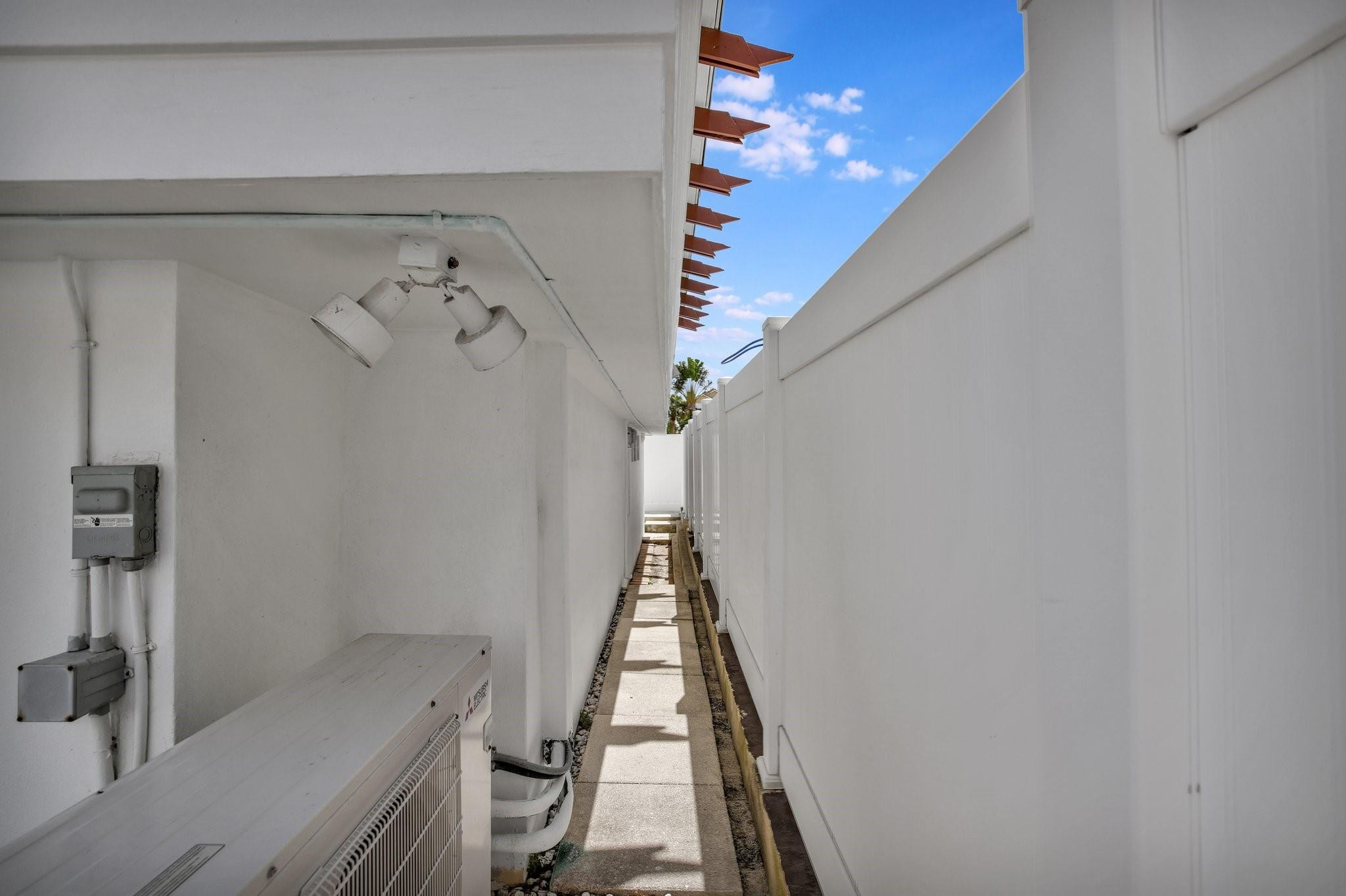 221 Washingtonia Ave