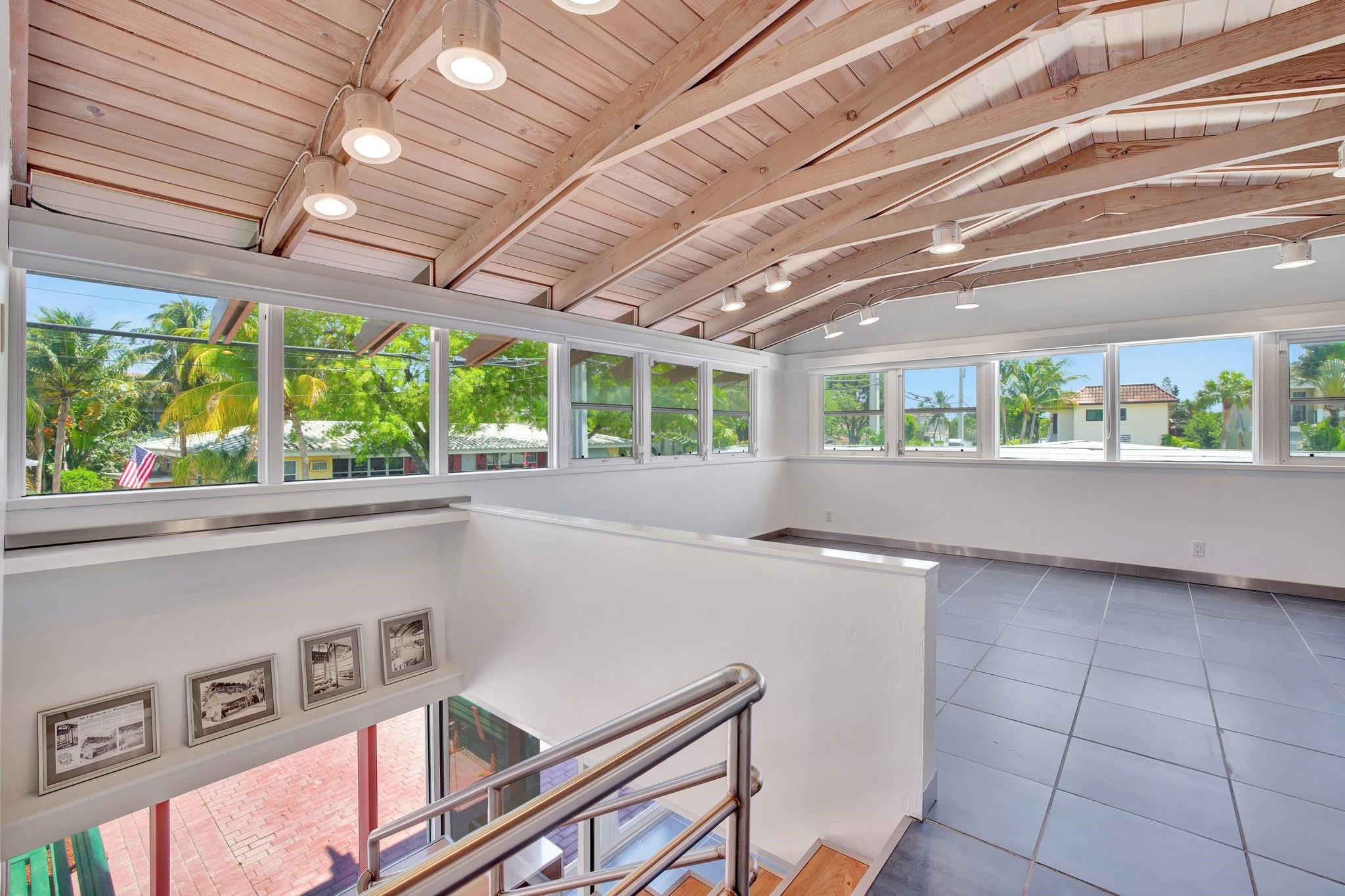 221 Washingtonia Ave